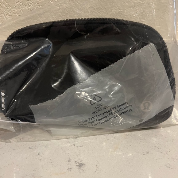 lululemon athletica Handbags - NWT Lululemon Everywhere Belt Bag